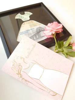 Pengegaveramme, Konfirmationskjole med kort ærme, 20x20 cm